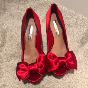 Red bow platform heels